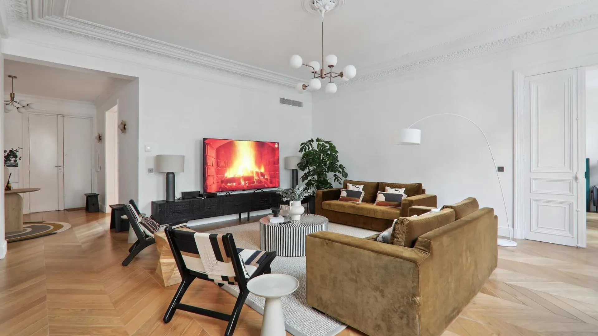 Kaza Bella - Paris 8 Luxurious Apartment Close To Arc De Triomphe contacts